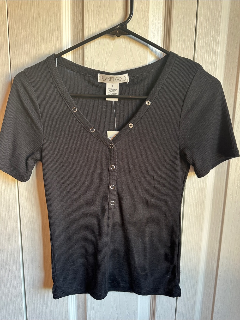 Planet Gold Black Ribbed V-Neck Snap-Front Tee